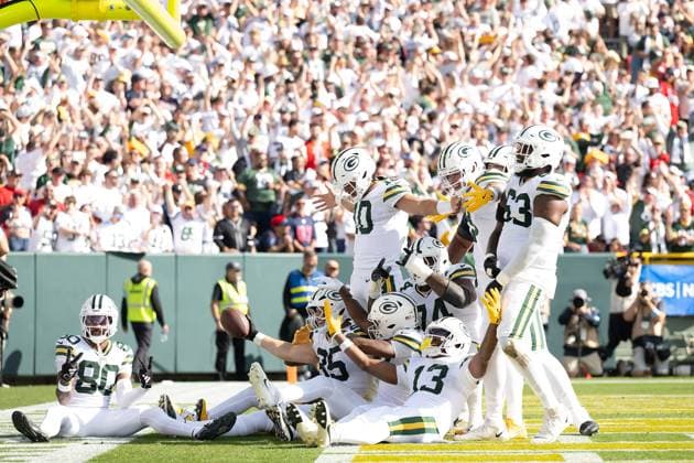 Bilder des Jahres 2024, Sport 10 Oktober Sport Themen der Woche KW42 Sport Bilder des Tages October 20, 2024: Green Bay Packers wide receiver Bo Melton (80), Green Bay Packers tight end Tucker Kraft (85), Green Bay Packers wide receiver Romeo Doubs (87), Green Bay Packers wide receiver Dontayvion Wicks (13), Green Bay Packers quarterback Jordan Love (10), Green Bay Packers wide receiver Christian Watson (9), and Green Bay Packers offensive tackle Rasheed Walker (63) celebrate a touchdown against the Houston Texans in Green Bay, WI. Cal Media. Green Bay United States of America - ZUMAc04_ 20241020_zma_c04_181 Copyright: xKirstenxSchmittx