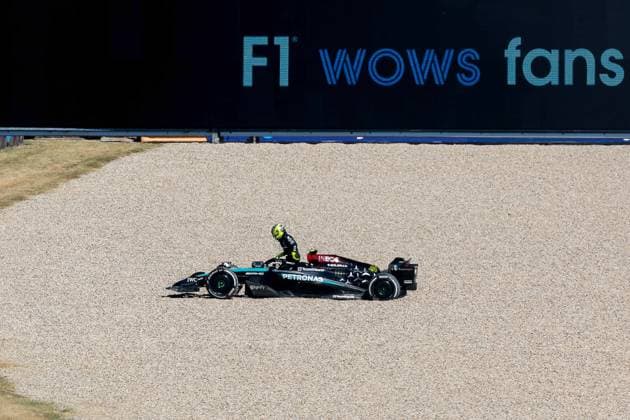 44 HAMILTON Lewis (gbr), Mercedes AMG F1 Team W15, action crash, accident, during the Formula 1 Pirelli United States Grand Prix 2024, 19th round of the 2024 Formula One World Championship, WM, Weltmeisterschaft from October 18 to 20, 2024 on the Circuit of the Americas, in Austin, United States of America - F1 - US GRAND PRIX 2024 DPPI Panoramic 241020_R19_USA_DP_JK849_1