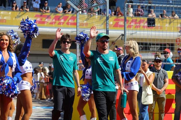 20 10 2024, Circuit of The Americas, Austin, FORMULA 1 PIRELLI UNITED STATES GRAND PRIX 2024 ,in picture Dallas Cowboys Cheerleaders, Lance Stroll CAN , Aston Martin Aramco Cognizant Formula One Team, Fernando Alonso ESP Photo by Hasan Bratic DeFodi Images not used in POL SRB CRO FRA GBR NED ITA USA Defodi 506 BetoIssa F1 2024 Austin 09718 Defodi-506 not used in POL SRB CRO FRA GBR NED ITA USA