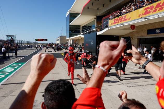 LECLERC Charles (mco), Scuderia Ferrari SF-24, portrait celebrates his victory with his mechanic, mecanicien, mechanics during the Formula 1 Pirelli United States Grand Prix 2024, 19th round of the 2024 Formula One World Championship, WM, Weltmeisterschaft from October 18 to 20, 2024 on the Circuit of the Americas, in Austin, United States of America - F1 - US GRAND PRIX 2024 DPPI Panoramic 241020_R19_USA_DP_JK879