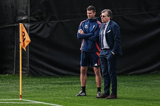 Cristiano Giuntoli, Juventus head coach Thiago Motta during training session at JTC Continassa in Turin on the eve of their League Phase, Matchday 3 of UEFA Champions League football match against VfB Stuttgart - Tuesday, October 21, 2024. - Soccer .  Copyright: xMarcoxAlpozzi LaPressex