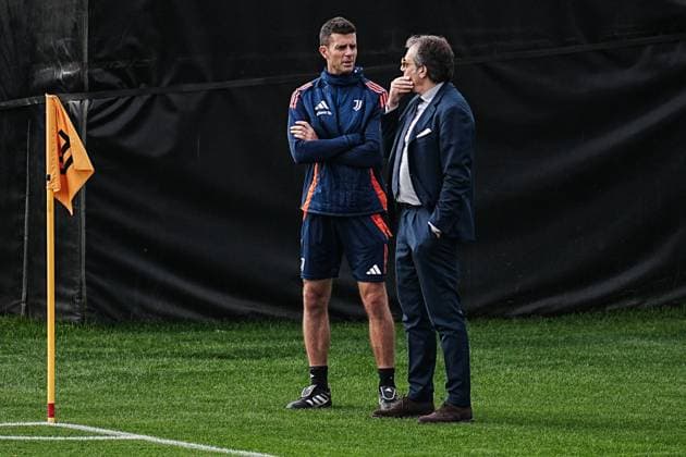 Cristiano Giuntoli, Juventus head coach Thiago Motta during training session at JTC Continassa in Turin on the eve of their League Phase, Matchday 3 of UEFA Champions League football match against VfB Stuttgart - Tuesday, October 21, 2024. - Soccer .  Copyright: xMarcoxAlpozzi LaPressex