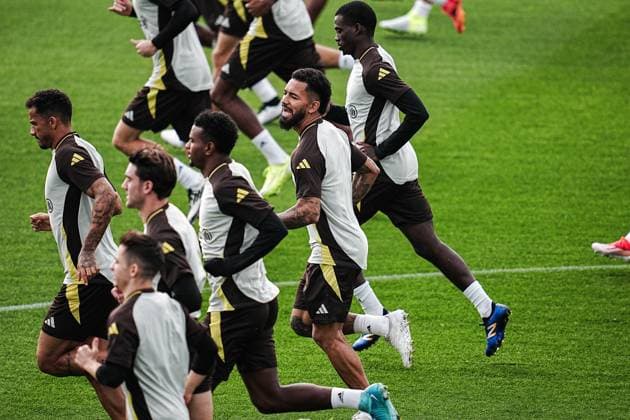 Juventus Douglas Luiz during training session at JTC Continassa in Turin on the eve of their League Phase, Matchday 3 of UEFA Champions League football match against VfB Stuttgart - Tuesday, October 21, 2024. - Soccer .  Copyright: xMarcoxAlpozzi LaPressex