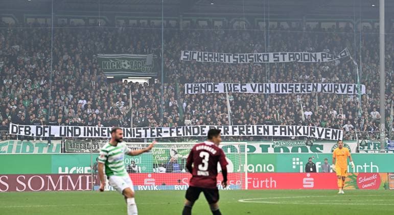 20 10 2024 Soccer Season 2024 2025 2 Soccer Bundesliga 09 Matchday SpVgg Greuther Fürth Kleeblatt 1 FC Nürnberg FCN Club Derby Frankenderby Sportfoto Zink xwoxzix DFL regulations prohibit any use of photographs as image sequences and or quasi video only for editorial use Greutherfürthfans Fans Fanblock Kleeblattfans Spruchband Banner