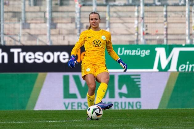20 10 2024, Soccer Google Pixel Womens Bundesliga, Season 2024 2025, 07 Matchday, SGS Essen VfL Wolfsburg at the stadium An der Hafenstrasse in Essen Merle Frohms VfL Wolfsburg, 01 at the passing game Important note According to the regulations of the DFL German Football League or the DFB German Football Association, it is prohibited to use or have used photos taken in the stadium and or from the game in the form of sequential images and or video-like photo series Foto Kirchner Media TH Copyright: xKirchner-Media THx