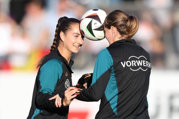 German womens national team, training Sara Däbritz and Sydney Lohmann Public training of the womens national team on October 21, 2024 at the Stadion am Brentanobad in Frankfurt am Main , Frankfurt am Main Hessen Germany Stadion am Brentanobad