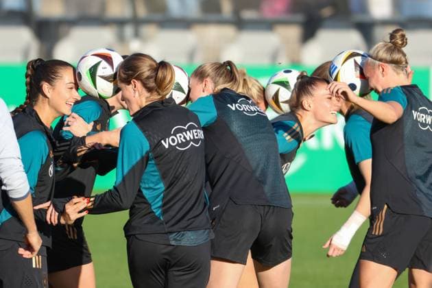 Sport Themen der Woche KW43 Sport Bilder des Tages 21.10.2024, xusrbx, Fussball DFB Medientermine, Deutsche Frauennationalmannschaft Training emspor, v.l. die Spielerinnen der deutschen Nationalmannschaft, Ball, Kopf, (DFL DFB REGULATIONS PROHIBIT ANY USE OF PHOTOGRAPHS as IMAGE SEQUENCES and or QUASI-VIDEO) Frankfurt am Main *** 21 10 2024, xusrbx, football DFB media dates, German womens national team training emspor, v l the players of the German national team, ball, head, DFL DFB REGULATIONS PROHIBIT ANY USE OF PHOTOGRAPHS as IMAGE SEQUENCES and or QUASI VIDEO Frankfurt am Main