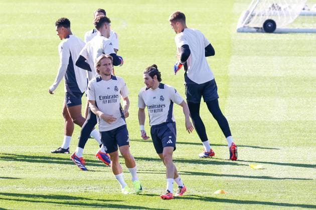 October 21, 2024, Madrid, Madrid, SPAIN: Luka Modric and Fran Garcia of Real Madrid warm up during the training day of Real Madrid ahead of the UEFA Champions League, football match against Borussia Dortmund, at Ciudad Deportiva Real Madrid on October 21, 2024, in Valdebebas, Madrid, Spain. Madrid SPAIN - ZUMAa181 20241021_zaa_a181_041 Copyright: xDennisxAgyemanx