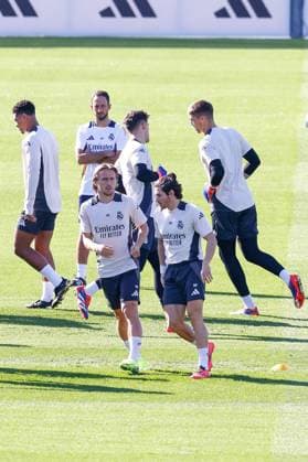October 21, 2024, Madrid, Madrid, SPAIN: Luka Modric and Fran Garcia of Real Madrid warm up during the training day of Real Madrid ahead of the UEFA Champions League, football match against Borussia Dortmund, at Ciudad Deportiva Real Madrid on October 21, 2024, in Valdebebas, Madrid, Spain. Madrid SPAIN - ZUMAa181 20241021_zaa_a181_042 Copyright: xDennisxAgyemanx
