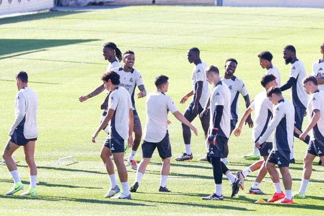 October 21, 2024, Madrid, Madrid, SPAIN: Eder Gabriel Militao of Real Madrid warms up during the training day of Real Madrid ahead of the UEFA Champions League, football match against Borussia Dortmund, at Ciudad Deportiva Real Madrid on October 21, 2024, in Valdebebas, Madrid, Spain. Madrid SPAIN - ZUMAa181 20241021_zaa_a181_036 Copyright: xDennisxAgyemanx