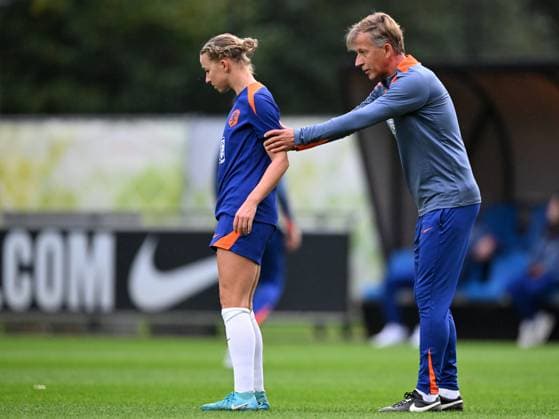 Bilder des Jahres 2024, Sport 10 Oktober Sport Themen der Woche KW43 Sport Bilder des Tages ZEIST - Holland coach Andries Jonker places Jackie Groenen of Holland in the right position during a training session of the Dutch women s team at the KNVB Campus on Oct. 21, 2024 in Zeist, Netherlands. The Orange Lionesses prepare for the friendly game against Indonesia. ANP Hollandse Hoogte International Friendly, Länderspiel, Nationalmannschaft 2024 xVIxANPxSportx xGerritxvanxKeulenxIVx 511488997 originalFilename: 511488997.jpg