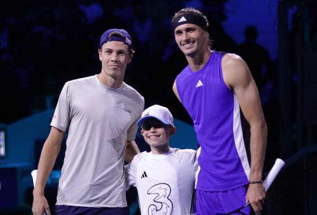 TENNIS - ATP, Tennis Herren Erste Bank Open VIENNA,AUSTRIA,21.OCT.24 - TENNIS - ATP World Tour, Erste Bank Open. Image shows Joel Schwaerzler (AUT) and Alexander Zverev (GER).  GEPAxpictures xWalterxLuger