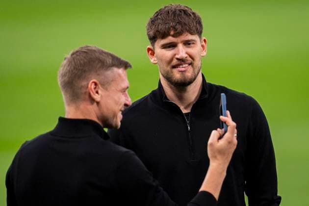 Champions League 2024 25 League Phase MD3: Borussia Dortmund Training Session and press conference, PK, Pressekonferenz Gregor Kobel of Borussia Dortmund (R) seen joking with Lucasz Piszczek (L) during Borussia Dortmund Training Session and Press Conference ahead of the Champions League 2024 25 League Phase MD3 football match against Real Madrid at Estadio Santiago Bernabeu on October 21, 2024 in Madrid, Spain. Madrid Estadio Santiago Bernabeu Madrid Spain Copyright: xAlbertoxGardinx AGardin_20241021_Football_Champions_Borussia_Dortmund_PC_076