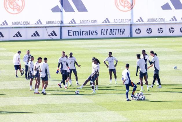 October 21, 2024, Madrid, Madrid, SPAIN: Players of Real Madrid warm up during the training day of Real Madrid ahead of the UEFA Champions League, football match against Borussia Dortmund, at Ciudad Deportiva Real Madrid on October 21, 2024, in Valdebebas, Madrid, Spain. Madrid SPAIN - ZUMAion 20241021_zaa_a181_069 Copyright: xDennisxAgyemanx