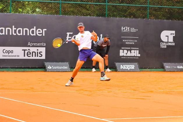 Curitiba ATP, Tennis Herren CH 100 Joao Lucas Reis passes the qualifying CURITIBA (PR), 10 21 2024- TENNIS ATP CHALLENGER CURITIBA JOAO LUCAS REIS RYAN NIJBOER- Joao Lucas Reis managed to pass the qualifying round by defeating Dutchman Ryan Nijboer 6 2 and 6 3 in the last round of qualifying and is guaranteed a place in the main draw. The ATP Challenger Curitiba is being held on the courts of Graciosa Country Club and will end on October 27, 2024. (Foto: Edson De Souza Thenews2 imago images) SPO  Copyright: xEdsonxTeodoroxDexSouzax