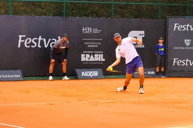 Curitiba ATP, Tennis Herren CH 100 Joao Lucas Reis passes the qualifying CURITIBA (PR), 10 21 2024- TENNIS ATP CHALLENGER CURITIBA JOAO LUCAS REIS RYAN NIJBOER- Joao Lucas Reis managed to pass the qualifying round by defeating Dutchman Ryan Nijboer 6 2 and 6 3 in the last round of qualifying and is guaranteed a place in the main draw. The ATP Challenger Curitiba is being held on the courts of Graciosa Country Club and will end on October 27, 2024. (Foto: Edson De Souza Thenews2 imago images) SPO  Copyright: xEdsonxTeodoroxDexSouzax