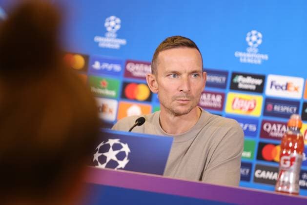 SOCCER - UEFA CL, RBS vs Zagreb SALZBURG,AUSTRIA,22.OCT.24 - SOCCER - UEFA Champions League, Red Bull Salzburg vs GNK Dinamo Zagreb, preview, press conference, PK, Pressekonferenz RBS. Image shows head coach Pepijn Lijnders (RBS).  GEPAxpictures xMathiasxMandl