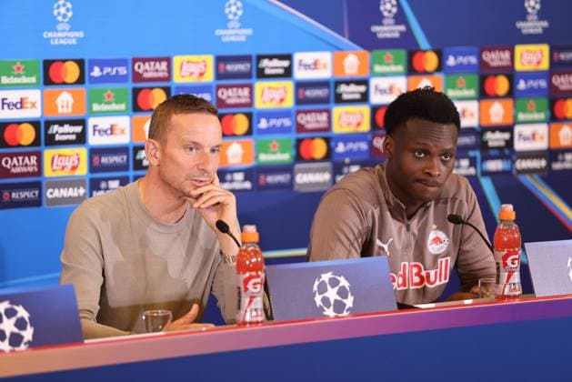 SOCCER - UEFA CL, RBS vs Zagreb SALZBURG,AUSTRIA,22.OCT.24 - SOCCER - UEFA Champions League, Red Bull Salzburg vs GNK Dinamo Zagreb, preview, press conference, PK, Pressekonferenz RBS. Image shows head coach Pepijn Lijnders and Samson Baidoo (RBS).  GEPAxpictures xMathiasxMandl