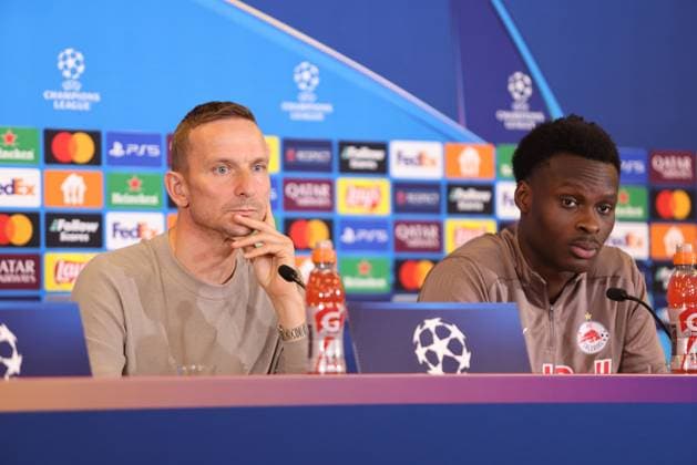 SOCCER - UEFA CL, RBS vs Zagreb SALZBURG,AUSTRIA,22.OCT.24 - SOCCER - UEFA Champions League, Red Bull Salzburg vs GNK Dinamo Zagreb, preview, press conference, PK, Pressekonferenz RBS. Image shows head coach Pepijn Lijnders and Samson Baidoo (RBS).  GEPAxpictures xMathiasxMandl
