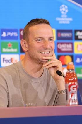 SOCCER - UEFA CL, RBS vs Zagreb SALZBURG,AUSTRIA,22.OCT.24 - SOCCER - UEFA Champions League, Red Bull Salzburg vs GNK Dinamo Zagreb, preview, press conference, PK, Pressekonferenz RBS. Image shows head coach Pepijn Lijnders (RBS).  GEPAxpictures xMathiasxMandl
