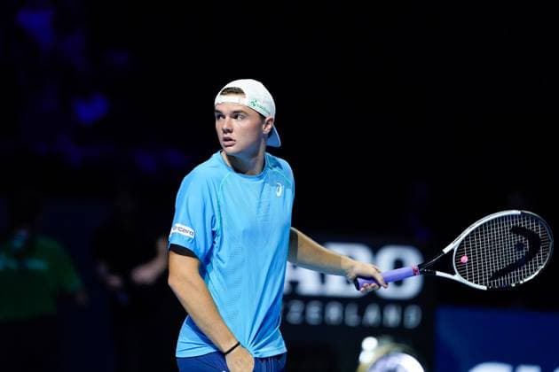 22 10 2024, Basel, St Jakobshalle, ATP Swiss Indoors Basel, Dominic Stricker SUI in action during the 1 16 Round match Basel St Jakobshalle Basel Switzerland Copyright: xJustPictures.ch DanielaxPorcellix jp-en-DaPo-20241022-_DP16833