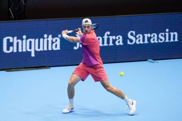 22 10 2024, Basel, St Jakobshalle, ATP Swiss Indoors Basel, Denis Shapovalov CAN in action during the 1 16 Round match Basel St Jakobshalle Basel Switzerland Copyright: xJustPictures.ch DanielaxPorcellix jp-en-DaPo-20241022-_DP17048