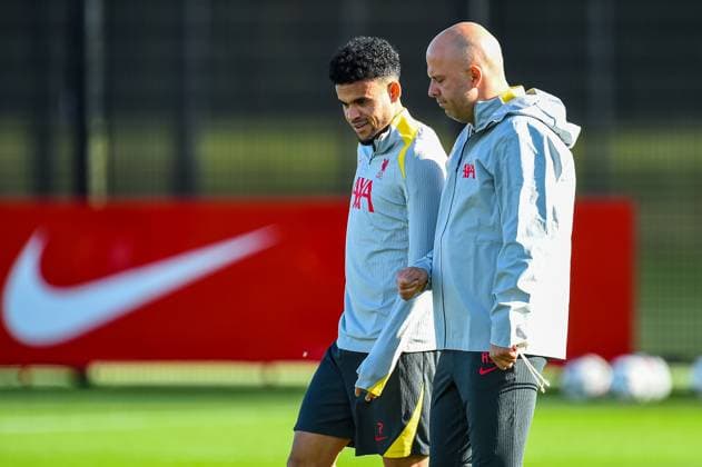 Football - UEFA Champions League - League Phase - RB Leipzig v Liverpool FC - MD-1 LIVERPOOL, ENGLAND - Monday, October 21, 2024: Liverpool s head coach Arne Slot (R) chats with Luis Diaz during a training session at the AXA Training Centre ahead of the UEFA Champions League match between RB Leipzig and Liverpool FC. (Photo by David Rawcliffe Propaganda) LIVERPOOL AXA Training Centre MERSEYSIDE ENGLAND  Copyright: xDavidxRawcliffex P2024-10-22-Leipzig_Liverpool_MD-1-11