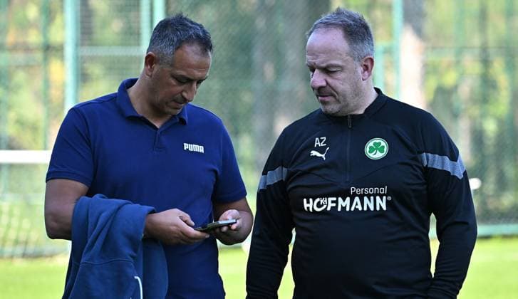 08.01.2022 - Fussball - 2. Fussball-Bundesliga - Saison 2012 2023 - SpVgg Greuther Fürth ( Kleeblatt ) - Trainingslager Winter Wintertrainingslager Belek Türkei - Zink - Rachid Azzouzi (Sportdirektor Geschäftsführer SpVgg Greuther Fürth ) Alexander Zorniger ( Trainer SpVgg Greuther Fürth ) *** 08 01 2022 Soccer 2 Soccer Bundesliga Season 2012 2023 SpVgg Greuther Fürth Cloverleaf Training Camp Winter Winter Training Camp Belek Turkey Zinc Rachid Azzouzi Sports Director Managing Director Sport SpVgg Greuther Fürth Alexander Zorniger Coach SpVgg Greuther Fürth