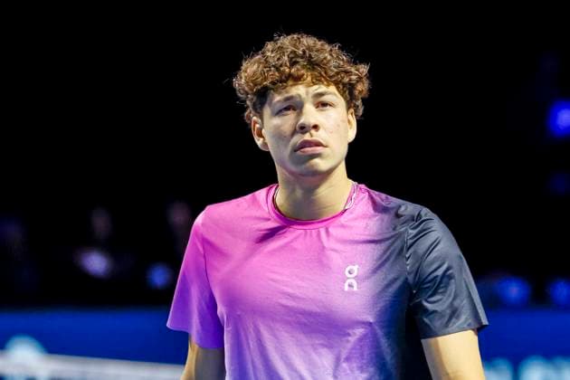 Ben Shelton USA , Tennis, Swiss Indoors ATP World Tour 500 , 1 16 Finals Singles, 2024, Tomas Martin Etcheverry ARG vs Ben Shelton USA , 22 10 2024, St Jakobshalle, Basel, Switzerland Basel St Jakobshalle BS Switzerland Copyright: xGrantxHubbsx