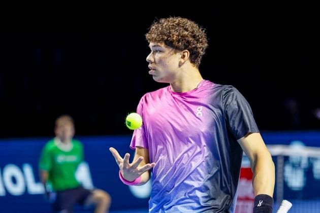 Ben Shelton USA , Tennis, Swiss Indoors ATP World Tour 500 , 1 16 Finals Singles, 2024, Tomas Martin Etcheverry ARG vs Ben Shelton USA , 22 10 2024, St Jakobshalle, Basel, Switzerland Basel St Jakobshalle BS Switzerland Copyright: xGrantxHubbsx