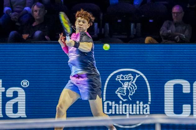 Ben Shelton USA , Tennis, Swiss Indoors ATP World Tour 500 , 1 16 Finals Singles, 2024, Tomas Martin Etcheverry ARG vs Ben Shelton USA , 22 10 2024, St Jakobshalle, Basel, Switzerland Basel St Jakobshalle BS Switzerland Copyright: xGrantxHubbsx