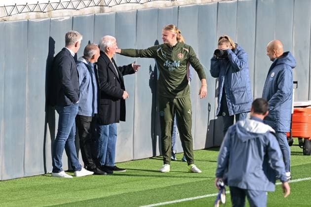 Manchester City UEFA Champions League training session Erling Haaland of Manchester City meets with Former Manchester City player Mike Summerbee during the Manchester City UEFA Champions League training session at Joie Stadium, Manchester, United Kingdom, 22nd October 2024 (Photo by Cody Froggatt News Images) Manchester Joie Stadium Greater Manchester United, ManU Kingdom Copyright: xCodyxFroggatt NewsxImagesx