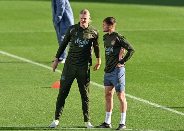 Manchester City UEFA Champions League training session Erling Haaland of Manchester City speaks with Jacob Wright of Manchester City during the Manchester City UEFA Champions League training session at Joie Stadium, Manchester, United Kingdom, 22nd October 2024 (Photo by Cody Froggatt News Images) Manchester Joie Stadium Greater Manchester United, ManU Kingdom Copyright: xCodyxFroggatt NewsxImagesx