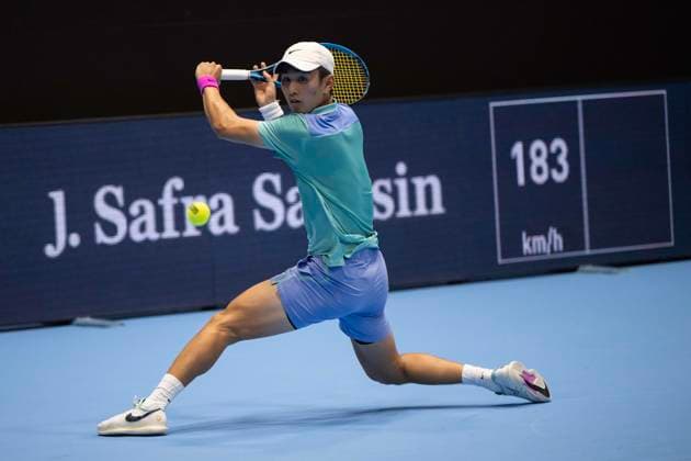 22nd October 2024; St. Jakobshalle, Basel, Switzerland; ATP, Tennis Herren 500 Swiss Indoors Basel Tennis, Day 2; Juncheng Shang (CHN) in action against Denis Shapovalov (CAN) in the first round  ActionPlus12706052 DavidxEmm