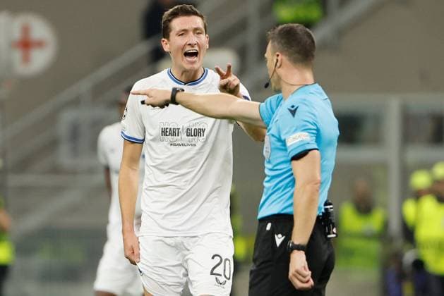AC Milan v Club Brugge - UEFA Champions League MILAN, ITALY - OCTOBER 22 : Vanaken Hans midfielder of Club Brugge in a discussion with referee Zwayer Felix (GER) during matchday 3 of the UEFA Champions League, a league phase match between AC Milan and Club Brugge at the San Siro stadium on October 22, 2024 in Milan, Italy, 22 10 2024 Milan Italy  Copyright: xJanxDexMeuleneirx
