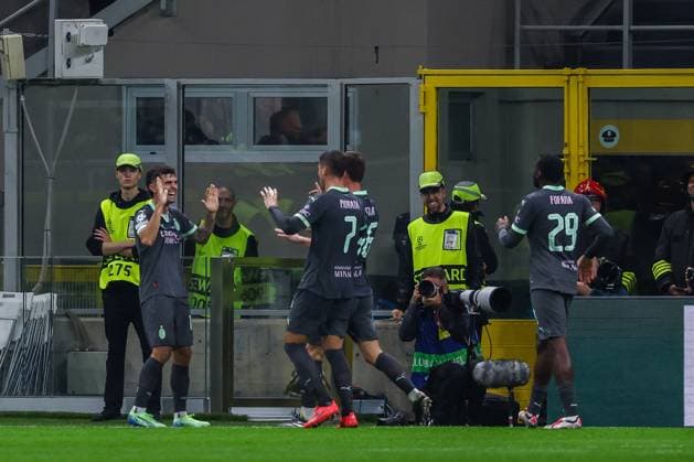 Christian Pulisic of AC Milan celebrates with his team mates after scoring a goal during UEFA Champions League 2024 25 League Phase - Matchday3 football match between AC Milan and Club Brugge KV at San Siro Stadium  Copyright: xFabrizioxCarabelli IPAxSportx xix xx IPA_50852427 IPA_Agency_IPA50852427