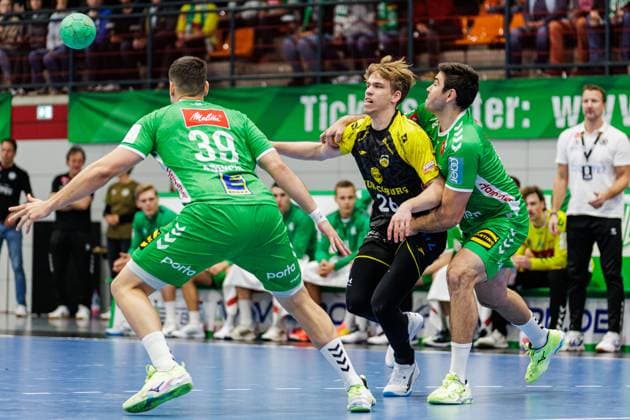 v l Carles Asensio Cambra GWD Minden, 39 , Janis Pavels Valkovskis HSC 2000 Coburg, 26 , Luka Sebetic GWD Minden, 40 GER, TuS N Luebbecke vs HSC 2000 Coburg, Handball, 2 Bundesliga, Matchday 8, Season 2024 2025, 22 10 2024 GER, TuS N Luebbecke vs HSC 2000 Coburg, Handball, 2 Bundesliga, Matchday 8, Season 2024 2025, 22 10 2024 Luebbecke Copyright: xEibner-Pressefoto JanxRollingerx EP_JSK