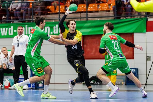 v l Luka Sebetic GWD Minden, 40 , Mikael Helmersson HSC 2000 Coburg, 24 , Max Staar GWD Minden, 27 GER, TuS N Luebbecke vs HSC 2000 Coburg, Handball, 2 Bundesliga, Matchday 8, Season 2024 2025, 22 10 2024 GER, TuS N Luebbecke vs HSC 2000 Coburg, Handball, 2 Bundesliga, Matchday 8, Season 2024 2025, 22 10 2024 Luebbecke Copyright: xEibner-Pressefoto JanxRollingerx EP_JSK