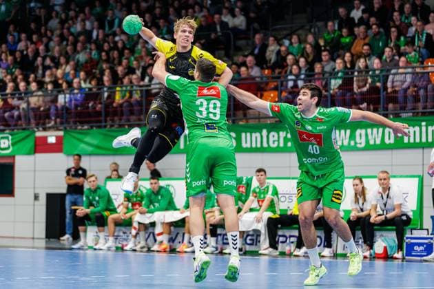 v l Janis Pavels Valkovskis HSC 2000 Coburg, 26 , Carles Asensio Cambra GWD Minden, 39 , Luka Sebetic GWD Minden, 40 GER, GWD Minden vs HSC 2000 Coburg, Handball, 2 Bundesliga, Matchday 8, Season 2024 2025, 22 10 2024 GER, GWD Minden vs HSC 2000 Coburg, Handball, 2 Bundesliga, Matchday 8, Season 2024 2025, 22 10 2024 Luebbecke Copyright: xEibner-Pressefoto JanxRollingerx EP_JSK