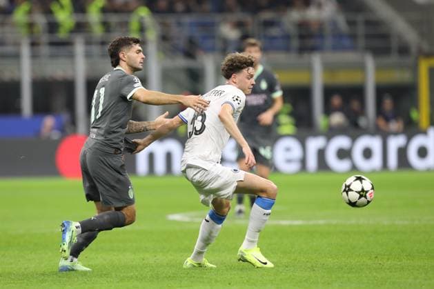 October 22, 2024, Milan, Lombardy, Italy: CHRISTIAN PULISIC 11 of AC MILAN and MAXIM DE CUYPER 55 of CLUB BRUGGE fight for the ball possession during Matchday 3 of 8 of the UEFA Champions League 2024 2025 between AC MILAN and CLUB BRUGGE at San Siro in Milan, Italy Milan Italy - ZUMAc179 20241022_zep_c179_016 Copyright: xMickaelxChavetx