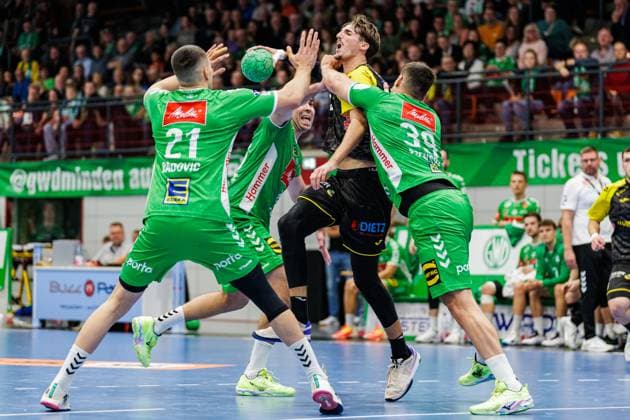 f l Danilo Radovic GWD Minden, 21 , Luka Sebetic GWD Minden, 40 , Mikael Helmersson HSC 2000 Coburg, 24 , Carles Asensio Cambra GWD Minden, 39 GER, GWD Minden vs HSC 2000 Coburg, Handball, 2 Bundesliga, Matchday 8, Season 2024 2025, 22 10 2024 GER, GWD Minden vs HSC 2000 Coburg, Handball, 2 Bundesliga, Matchday 8, Season 2024 2025, 22 10 2024 Luebbecke Copyright: xEibner-Pressefoto JanxRollingerx EP_JSK