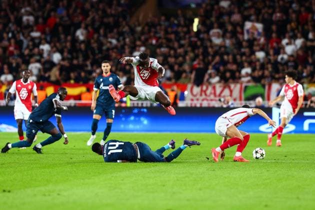 Fußball, CL, AS Monaco - Roter Stern Belgrad 22nd October 2024 - UEFA CHAMPIONS LEAGUE - J3 - SEASON 2024 2025 - AS MONACO vs CRVENA ZVEZDA - STADE LOUIS II singo (wilfried) in action against olayinka (peter) MONACO MONACO Copyright: xSPORTPIXPRESSx xFREDxPORCUx