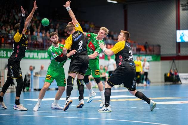 22 10 2024 Handball, 2024 2025, 2 Daikin Bundesliga, Matchday 8, GWD Minden HSC 2000 Coburg L R Mikael Helmersson Coburg , Max Staar Minden , Bartlomiej Bis Coburg , Tom Bergner Minden , Nils Röller Coburg
