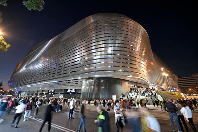 22 10 2024, Football UEFA Champions League 2024 2025, Matchday 3, Real Madrid Borussia Dortmund, at Estadio Santiango Bernabeu in Madrid Spain , Fans in front of Estadio Santiango Bernabeu DFL and DFB regulations prohibit any use of photographs as image sequences and or quasi video