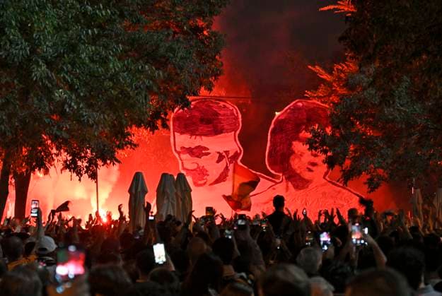 22 10 2024, Football UEFA Champions League 2024 2025, Matchday 3, Real Madrid Borussia Dortmund, at Estadio Santiango Bernabeu in Madrid Spain , the Madrilenians celebrate in front of the stadium DFL and DFB regulations prohibit any use of photographs as image sequences and or quasi video
