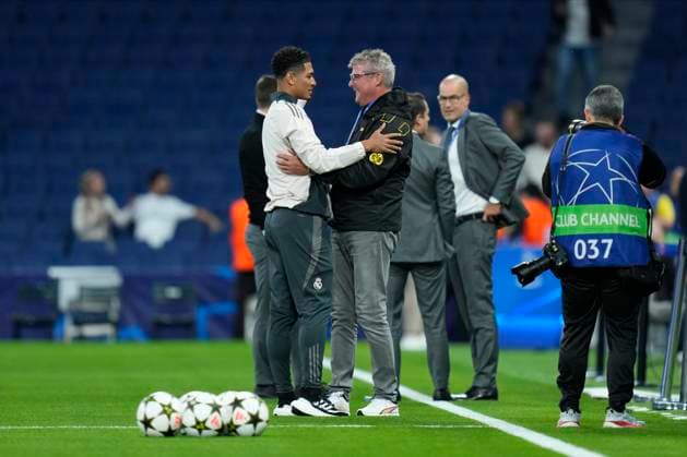 ESP: Real Madrid v Borussia Dortmund. UEFA Champions League. Date 3 Jude Bellingham of Real Madrid CF greets his former teammates before the match during the UEFA Champions League match between Real Madrid and Borussia Dortmund played at Santiago Bernabeu Stadium on October 22, 2024 in Madrid, Spain. kpng Copyright: xCesarxCebollax xPRESSINPHOTOx PS_241022_RMA_BOS_519