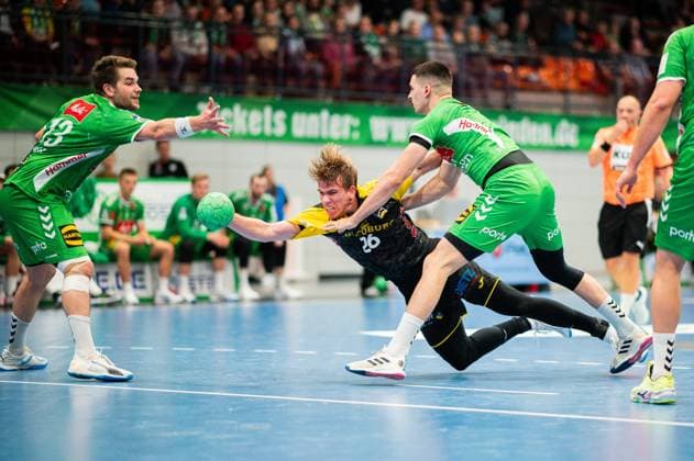 22 10 2024 Handball, 2024 2025, 2 Daikin Bundesliga, Matchday 8, GWD Minden HSC 2000 Coburg L R Ian Weber Minden , Janis Pavels Valkovskis Coburg , Danilo Radovic Minden