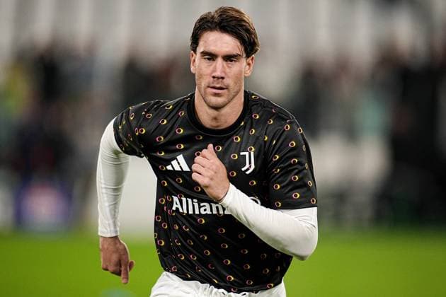 Juventus Dusan Vlahovic warms up prior the Uefa Champions League soccer match, between Juventus and Stuttgart at the Allianz Stadium in Turin, north west Italy - Tuesday, October 22, 2024. - Soccer  Copyright: xMarcoxAlpozzi LaPressex