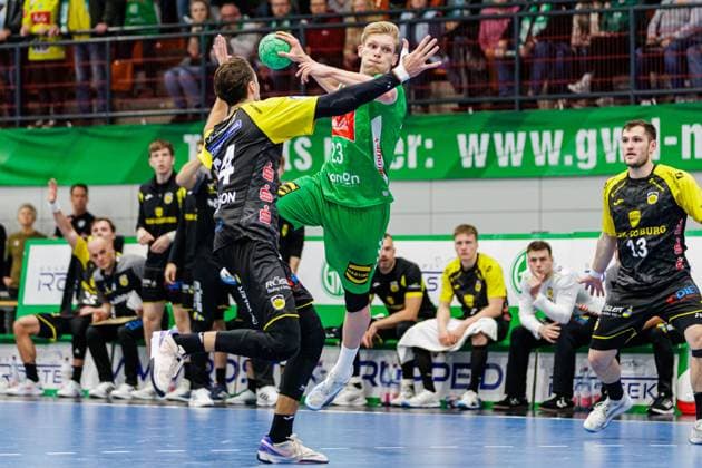 v l Mikael Helmersson HSC 2000 Coburg, 24 , Niclas Benedict Heitkamp GWD Minden, 23 GER, GWD Minden vs HSC 2000 Coburg, Handball, 2 Bundesliga, Matchday 8, Season 2024 2025, 22 10 2024 GER, GWD Minden vs HSC 2000 Coburg, Handball, 2 Bundesliga, Matchday 8, Season 2024 2025, 22 10 2024 Luebbecke Copyright: xEibner-Pressefoto JanxRollingerx EP_JSK