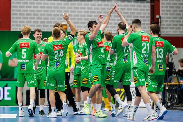 The GWD Minden team celebrates after a 38 33 victory GER, GWD Minden vs HSC 2000 Coburg, Handball, 2 Bundesliga, Matchday 8, Season 2024 2025, 22 10 2024 GER, GWD Minden vs HSC 2000 Coburg, Handball, 2 Bundesliga, Matchday 8, Season 2024 2025, 22 10 2024 Luebbecke Copyright: xEibner-Pressefoto JanxRollingerx EP_JSK